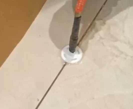 辽阳市瓷砖空鼓维修公司专业解答瓷砖在铺贴过程中，如果没有涂抹均匀到位的粘结材料（如水泥砂浆或瓷砖胶），可能会导致以下问题