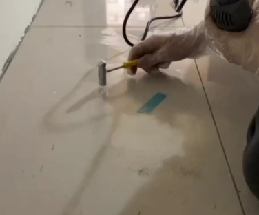 辽阳市瓷砖开裂维修公司专业分享瓷砖在铺贴前如果没有沥干水分，将会导致以下问题