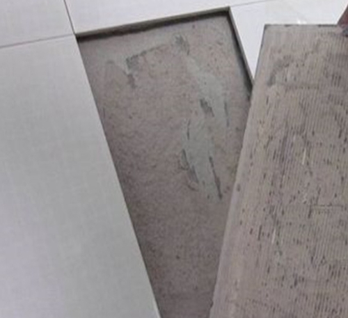 辽阳市瓷砖空鼓维修公司分享瓷砖铺贴时如果打浆（即涂抹在瓷砖背面和基层上的砂浆或瓷砖胶）过少，会带来以下问题